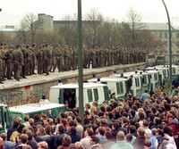 [ẢNH] Nhìn lại những hình ảnh ngày Bức tường Berlin cách đây 30 năm