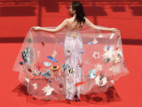 [ẢNH] Phản cảm loạt váy 