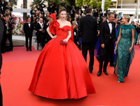 [ẢNH] Phản cảm loạt váy 