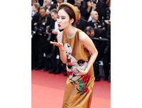 [ẢNH] Phản cảm loạt váy 