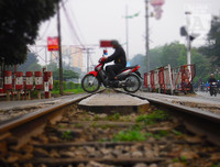 [Ảnh] Những khoảnh khắc bình dị nơi ‘xóm đường tàu’ khi bình minh lên