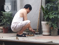 [Ảnh] Những khoảnh khắc bình dị nơi ‘xóm đường tàu’ khi bình minh lên