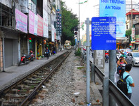 [Ảnh] Những khoảnh khắc bình dị nơi ‘xóm đường tàu’ khi bình minh lên