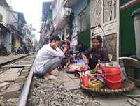 [Ảnh] Những khoảnh khắc bình dị nơi ‘xóm đường tàu’ khi bình minh lên