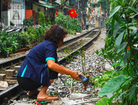 [Ảnh] Những khoảnh khắc bình dị nơi ‘xóm đường tàu’ khi bình minh lên