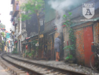 [Ảnh] Những khoảnh khắc bình dị nơi ‘xóm đường tàu’ khi bình minh lên