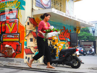 [Ảnh] Những khoảnh khắc bình dị nơi ‘xóm đường tàu’ khi bình minh lên