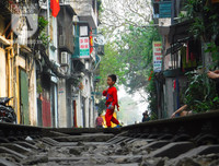 [Ảnh] Những khoảnh khắc bình dị nơi ‘xóm đường tàu’ khi bình minh lên