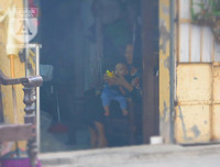 [Ảnh] Những khoảnh khắc bình dị nơi ‘xóm đường tàu’ khi bình minh lên