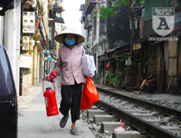 [Ảnh] Những khoảnh khắc bình dị nơi ‘xóm đường tàu’ khi bình minh lên