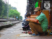 [Ảnh] Những khoảnh khắc bình dị nơi ‘xóm đường tàu’ khi bình minh lên