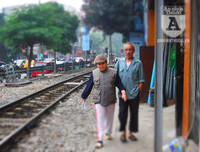 [Ảnh] Những khoảnh khắc bình dị nơi ‘xóm đường tàu’ khi bình minh lên