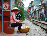 [Ảnh] Những khoảnh khắc bình dị nơi ‘xóm đường tàu’ khi bình minh lên