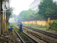 [Ảnh] Những khoảnh khắc bình dị nơi ‘xóm đường tàu’ khi bình minh lên