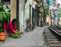 [Ảnh] Những khoảnh khắc bình dị nơi ‘xóm đường tàu’ khi bình minh lên