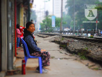 [Ảnh] Những khoảnh khắc bình dị nơi ‘xóm đường tàu’ khi bình minh lên