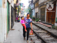 [Ảnh] Những khoảnh khắc bình dị nơi ‘xóm đường tàu’ khi bình minh lên