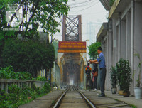 [Ảnh] Những khoảnh khắc bình dị nơi ‘xóm đường tàu’ khi bình minh lên