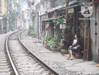 [Ảnh] Những khoảnh khắc bình dị nơi ‘xóm đường tàu’ khi bình minh lên