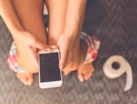 [ẢNH] Vệ sinh điện thoại đúng cách chống lây nhiễm virus Covid-19