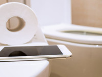 [ẢNH] Vệ sinh điện thoại đúng cách chống lây nhiễm virus Covid-19