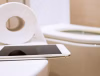 [ẢNH] Vệ sinh điện thoại đúng cách chống lây nhiễm virus Covid-19