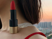 [ẢNH] Thử thách đặt son lên xương quai xanh khiến mỹ nhân Việt 