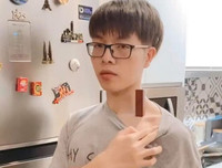 [ẢNH] Thử thách đặt son lên xương quai xanh khiến mỹ nhân Việt 