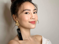 [ẢNH] Thử thách đặt son lên xương quai xanh khiến mỹ nhân Việt 