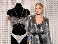 [ẢNH] Cận cảnh bộ nội y bằng đá quý có giá 1 triệu USD