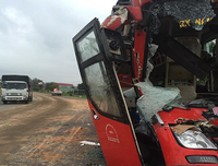 Hiện trường vụ tai nạn nghiêm trọng giữa xe khách và xe tải ở Bình Thuận