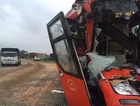 Hiện trường vụ tai nạn nghiêm trọng giữa xe khách và xe tải ở Bình Thuận