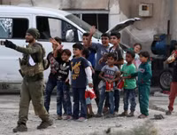 [ẢNH]: Đau lòng cuộc sống bấp bênh của các em nhỏ trong cuộc chiến ở đông bắc Syria