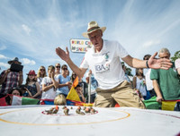 Ngoài chọi trâu, trên thế giới còn những môn thi đấu kỳ dị nào dành cho động vật?