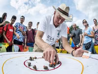 Ngoài chọi trâu, trên thế giới còn những môn thi đấu kỳ dị nào dành cho động vật?