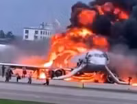 Hiện trường máy bay Superjet bốc cháy ở Moscow, ít nhất 41 người thiệt mạng