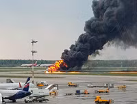 Hiện trường máy bay Superjet bốc cháy ở Moscow, ít nhất 41 người thiệt mạng