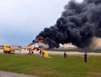 Hiện trường máy bay Superjet bốc cháy ở Moscow, ít nhất 41 người thiệt mạng