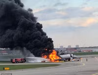 Hiện trường máy bay Superjet bốc cháy ở Moscow, ít nhất 41 người thiệt mạng