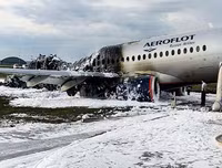 Hiện trường máy bay Superjet bốc cháy ở Moscow, ít nhất 41 người thiệt mạng