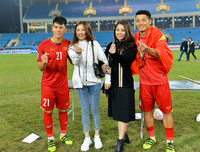 [ẢNH] Chân dung những bóng hồng xinh đẹp của các cầu thủ Việt Nam tham dự AFF Cup 2018