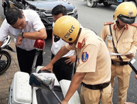 [ẢNH] Cần xử phạt nghiêm những trường hợp xe giả mạo ưu tiên