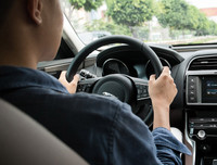 [ẢNH] Cách thoát chết trong gang tấc khi ô tô lao xuống nước