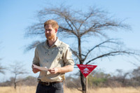 [ẢNH] Hoàng tử Harry tiếp nối hình ảnh công nương Diana trong chuyến thăm miền Nam châu Phi