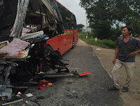 Hiện trường vụ tai nạn nghiêm trọng giữa xe khách và xe tải ở Bình Thuận