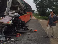 Hiện trường vụ tai nạn nghiêm trọng giữa xe khách và xe tải ở Bình Thuận
