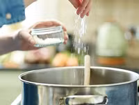 Thói quen nấu nướng gây ung thư 90% bà nội trợ Việt đều 