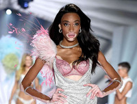 [ẢNH] Ngỡ ngàng trước vẻ đẹp khác biệt của những người mẫu bạch tạng nổi tiếng thế giới