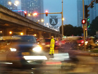 [ẢNH] Hà Nội mưa phùn, người dân di chuyển khó khăn trên hai tuyến đường dự kiến cấm xe máy