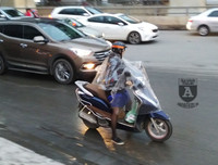 [ẢNH] Hà Nội mưa phùn, người dân di chuyển khó khăn trên hai tuyến đường dự kiến cấm xe máy